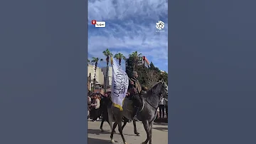بعضهم سد فوهة سلاحه بالورد مسير لجهاز الأمن الداخلي بمدينة حمص يستعرضون فيه عتادهم 
