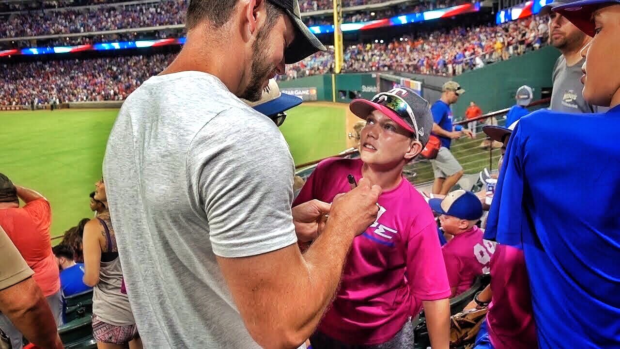 vlogs in spanish Signed More Autographs Than the TEAM lol