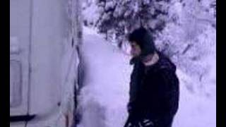 camionero atrancado por la nieve en caniles