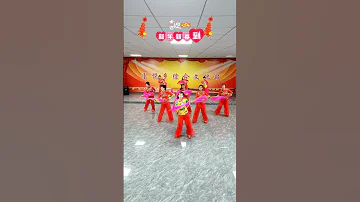 新年新春到 扇子舞 开心姐妹团祝全国的朋友们新年快乐万事如意 一年更比一年好 舞台无处不在 最适合过年展示的舞出现了抖音扇子舞 