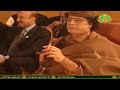 معمر القذافي يولع السيجار في القمة العربية