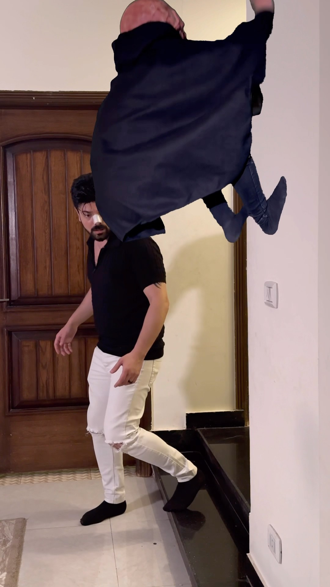 رئيت جني يمشي على السقف