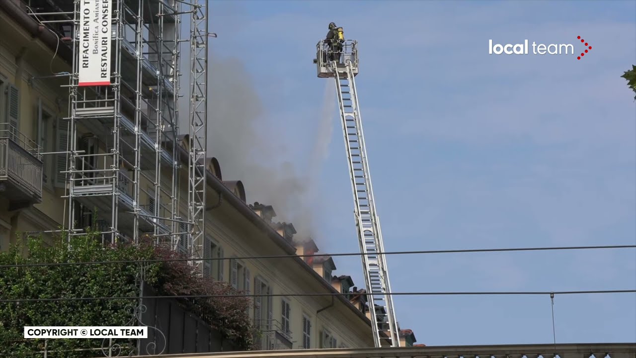 Torino, la lotta con le fiamme: fronte fuoco ancora attivo