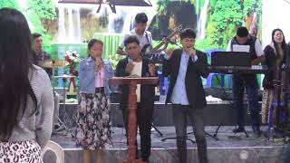 CULTO DE JOVENES ALABANDO A DIOS