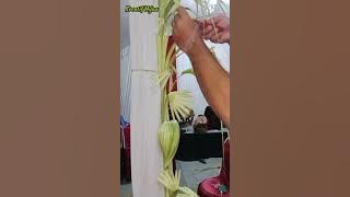 Merangkai Janur di Tiang. acara pernikahan
