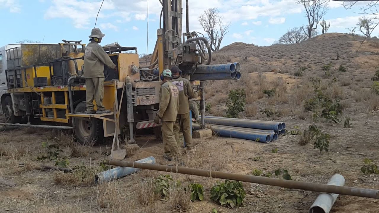 Furo de Poco artesiano em Pe de Serra 3 de novembro de 2015