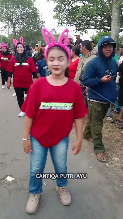 senyum tipis adik cantik karnaval tempel Ngronggot nganjuk