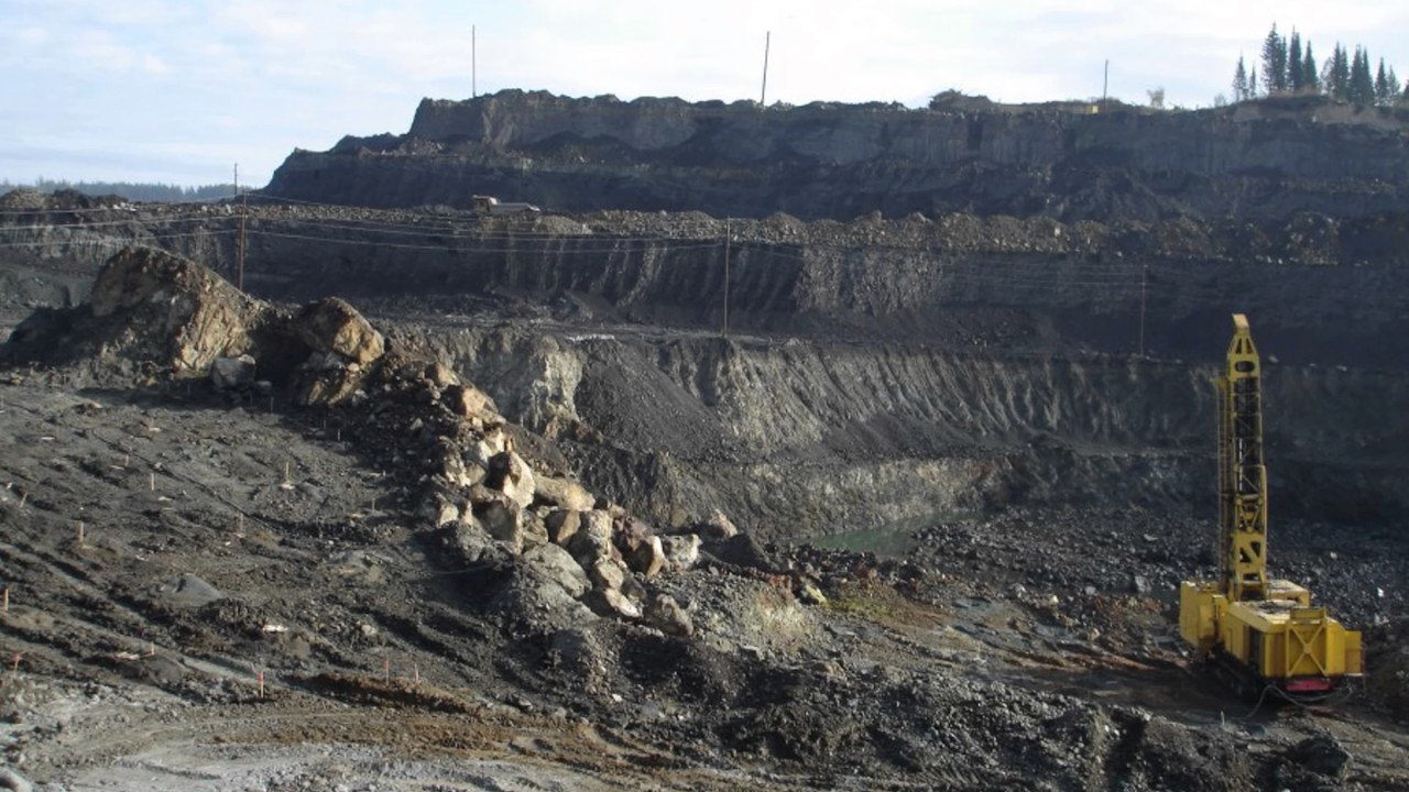 карьер восточный олимпиадинский гок. железный рудник. уральский горно-обогатительный комбинат. горнорудная промышленность урала. карьер олимпиадинский гок.