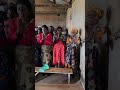 Bucurie prin cantare in Uganda - fratii lauda pe Domnul