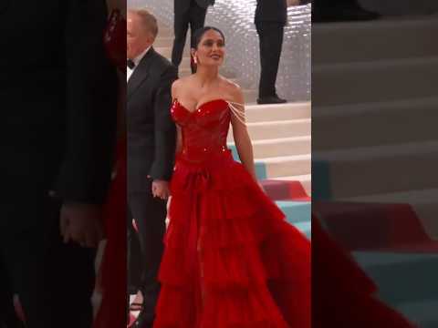 Salma Hayek en la MET Gala 2023 con un vestido rojo