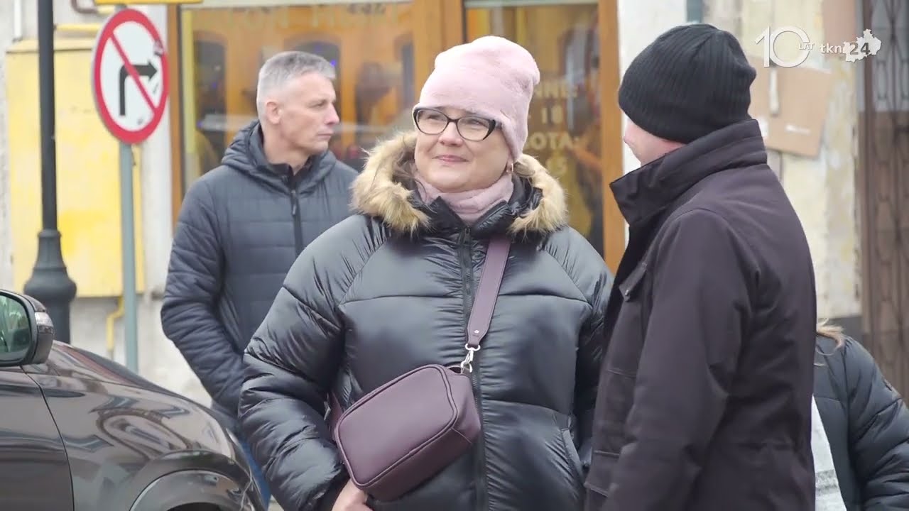 Jarmark Bożonarodzeniowy w Końskich 2025. Drugi dzień z darmowymi choinkami dla mieszkańców