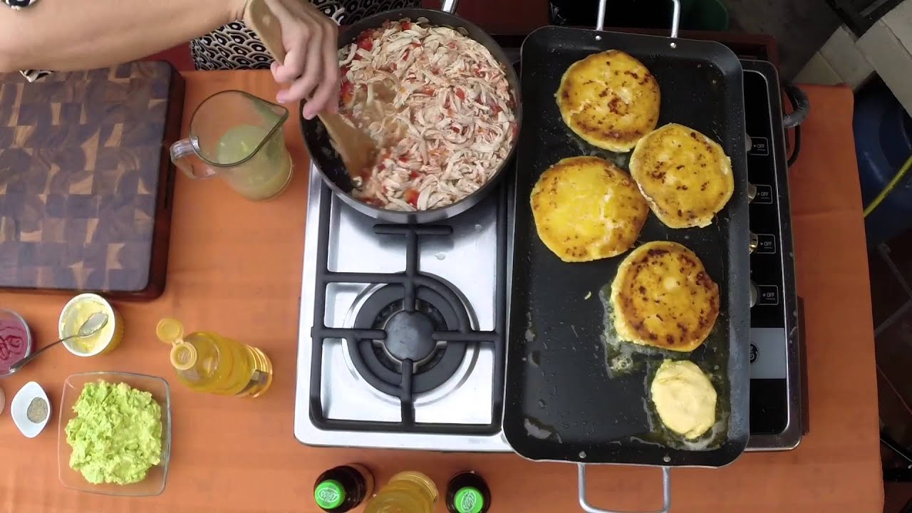 Arepas rellenas con pollo - El Pan Nuestro