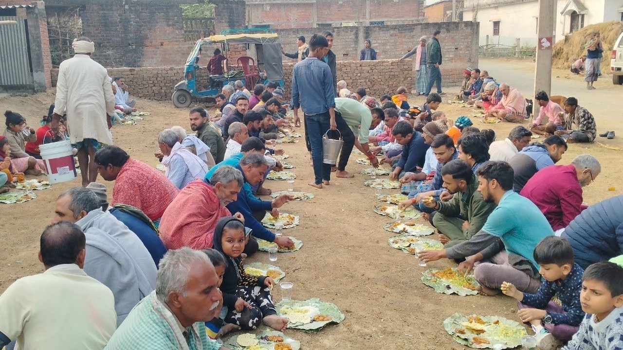 गांव में भोज कैसे खिलाते हैं और कैसे बनाते हैं पूरा इस वीडियो में देखें