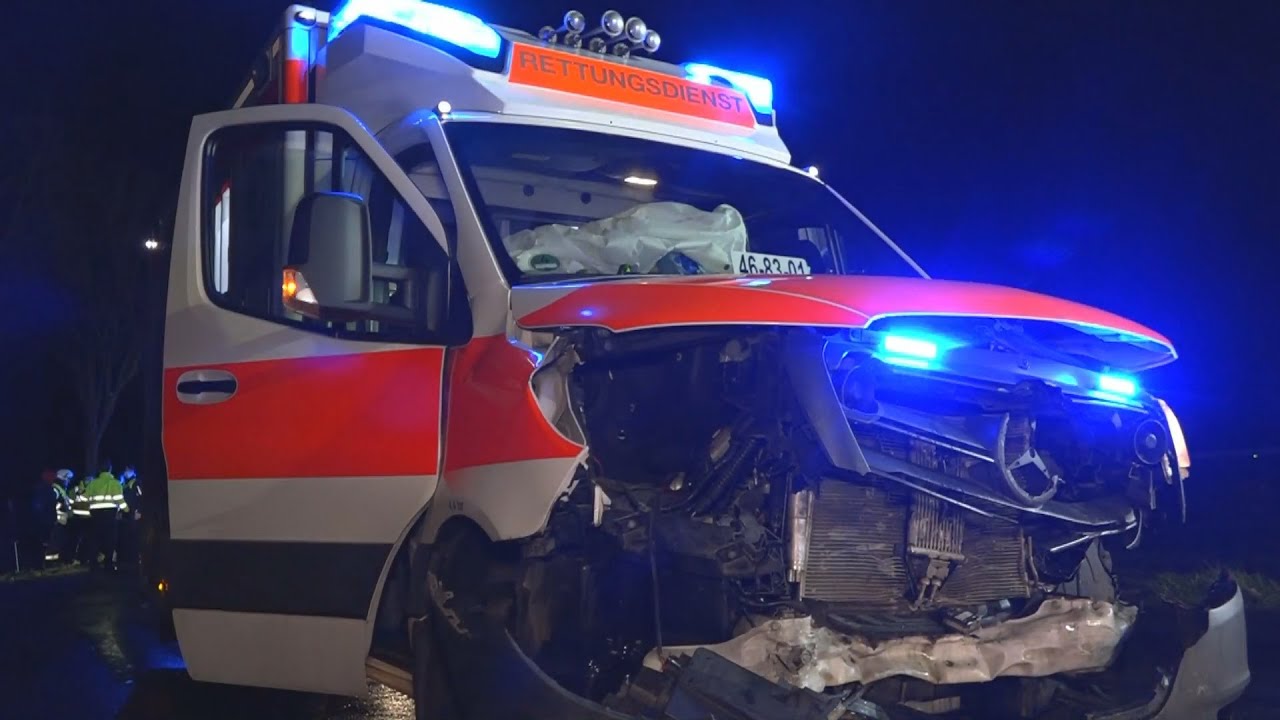 [RTW DIREKT NEBEN FEUERWEHR VERUNFALLT] Frontalzusammenstoß - Sanitäter verletzt - Bad Rothenfelde