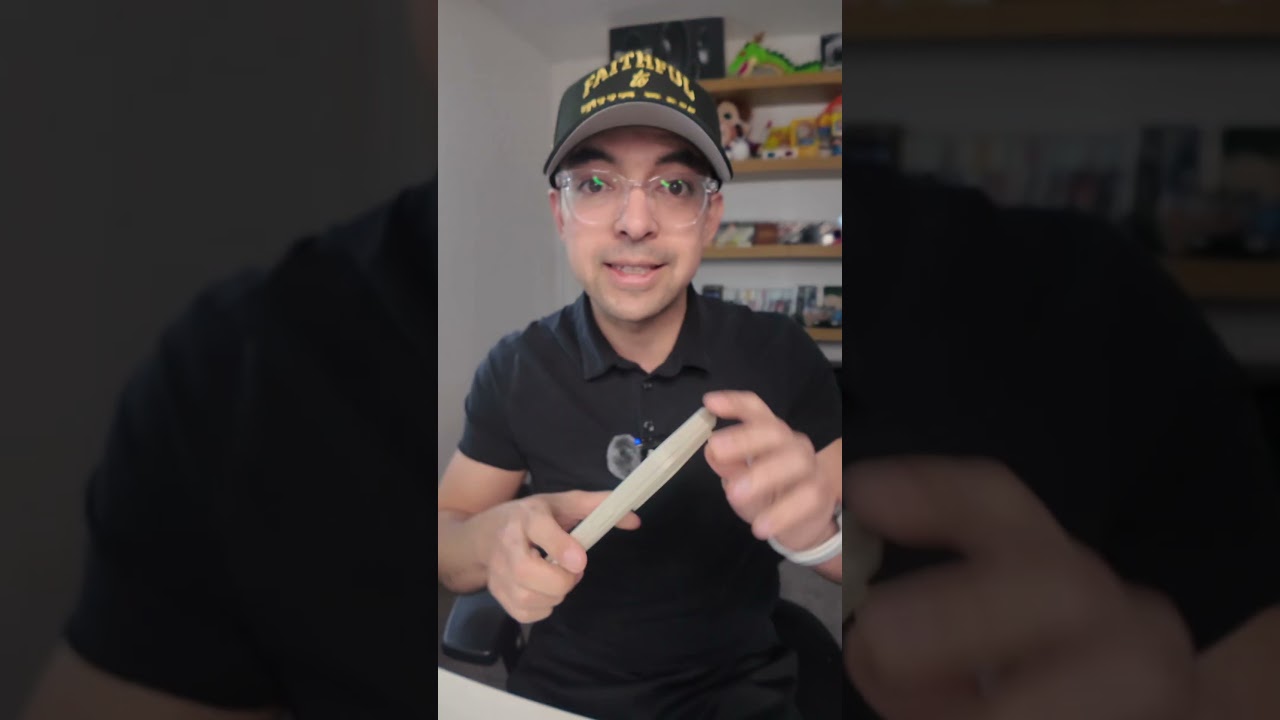 Распаковываю свой новый чехол от @Spigen! Это ретро-чехол LS для iPhone 17 Pro Max!!! 