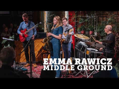 Emma Rawicz : Middle Ground