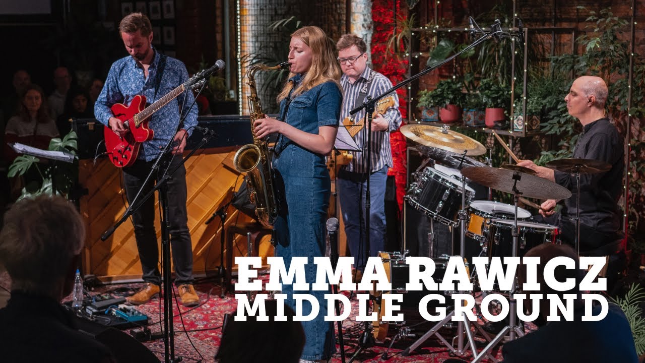 Emma Rawicz : Middle Ground