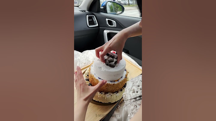 "Wedding cake on the go! Bride turns taxi into mobile bakery 🎂"