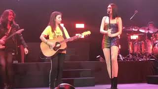 Jessie J singing Thunder live in Brazil with a fan