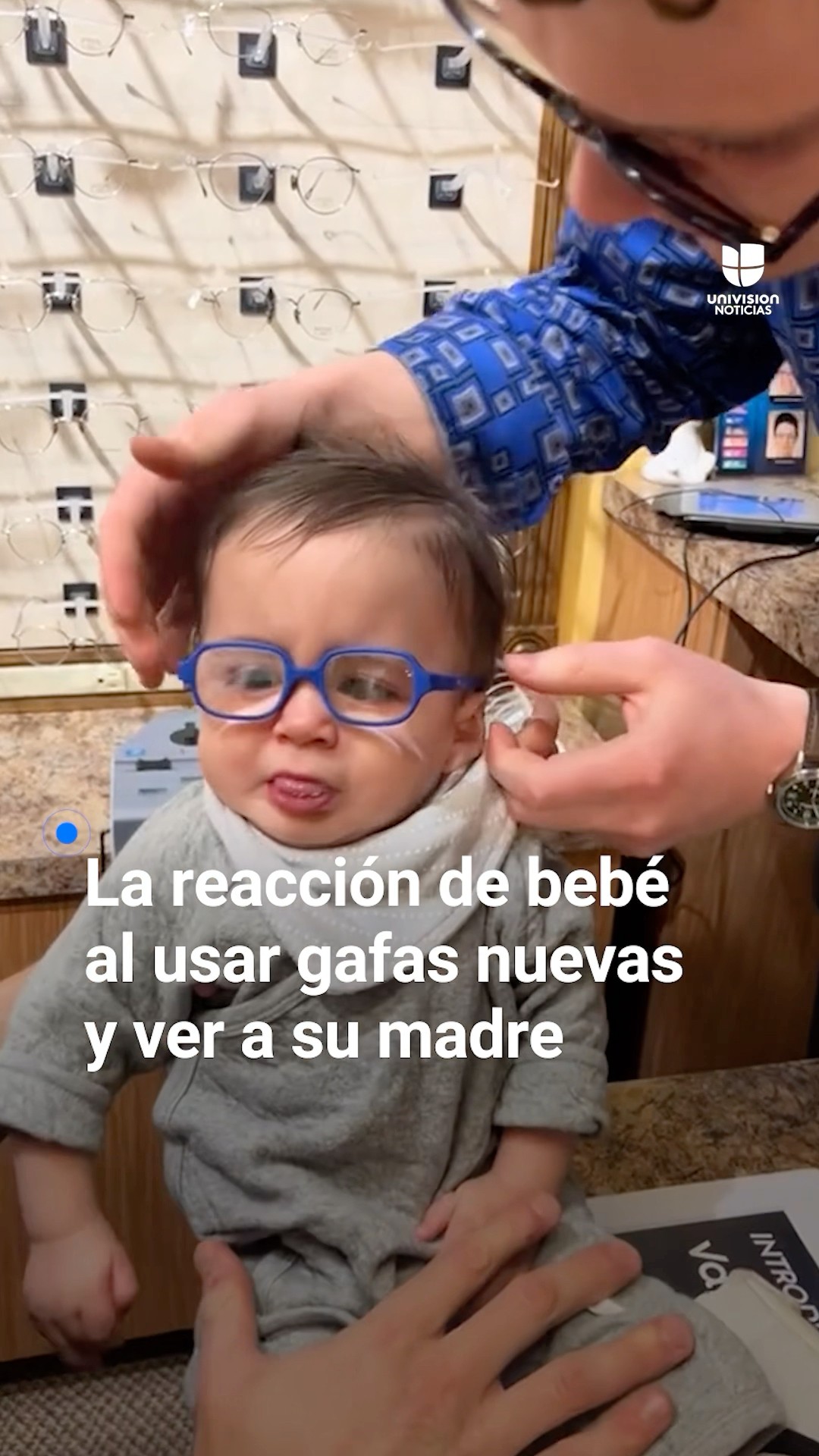 La reacción de un bebé al usar gafas nuevas y ver a su madre