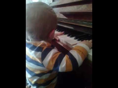 როგორ  უკრავს  დედასთან  და ძმასთან  პატარა  ბავშვი  პიანოზე