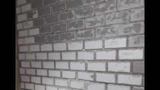 "Кирпичная стена"из потолочной плитки:)