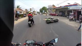 Tabrakan Moge vs Motor mocil