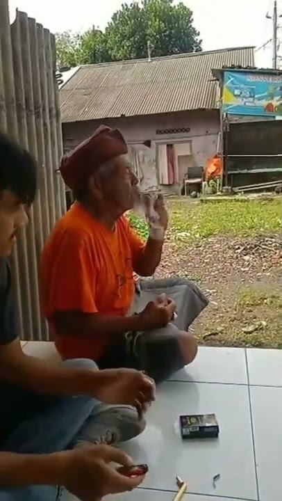 #short  kakek ini usianya 115 tahun sehat dan masih merokok