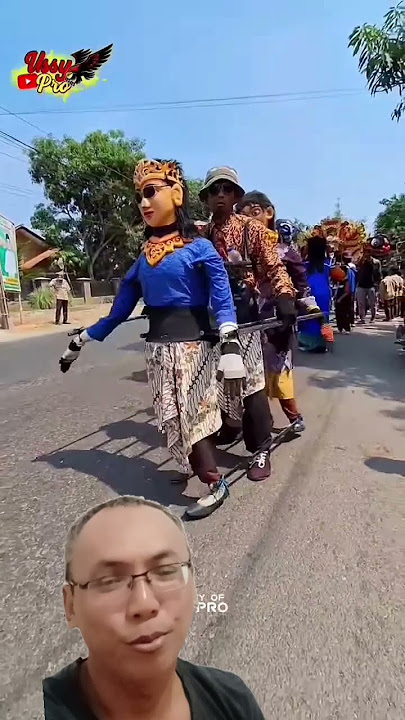 boneka gandeng hibur orang#shorts #hiburan#karnaval