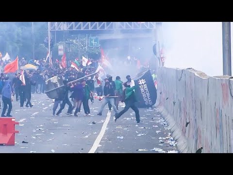 euronews grecia Police fire water canons as Indonesians rally against new penal code