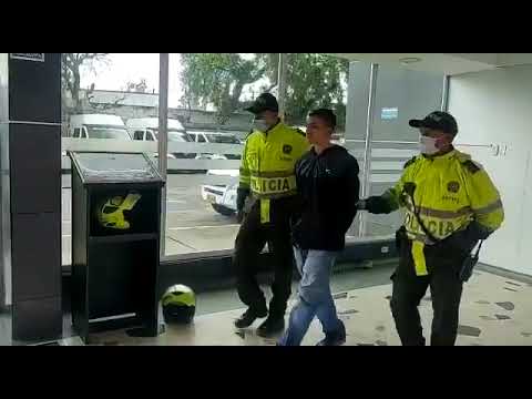 Ladrón de bicicletas armado se lanzó a un caño al tratar de evitar que lo capturaran en Bogotá