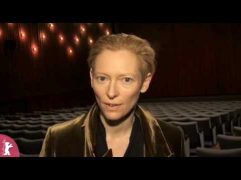 Video: Tilda Swinton het die gehoor van die Berlinale verras