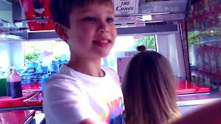Макс и Катя играют в Вагончике мороженого или  Dad's ice cream truck mp4