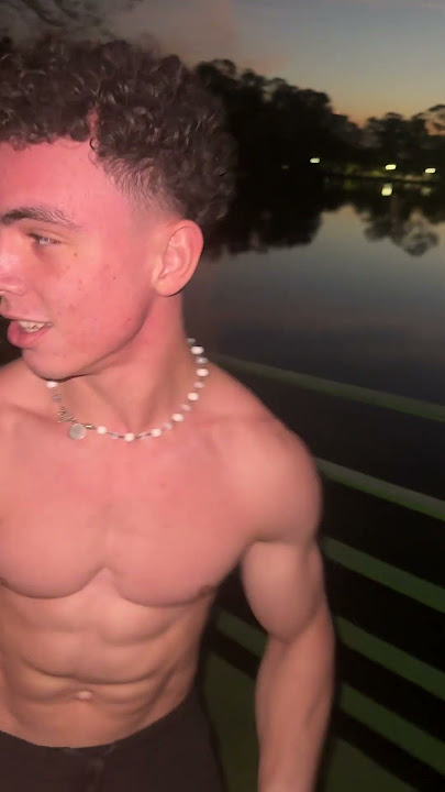 Yalangoch etuk ayollarning fotosuratlari Mariya Mironova yalangoch