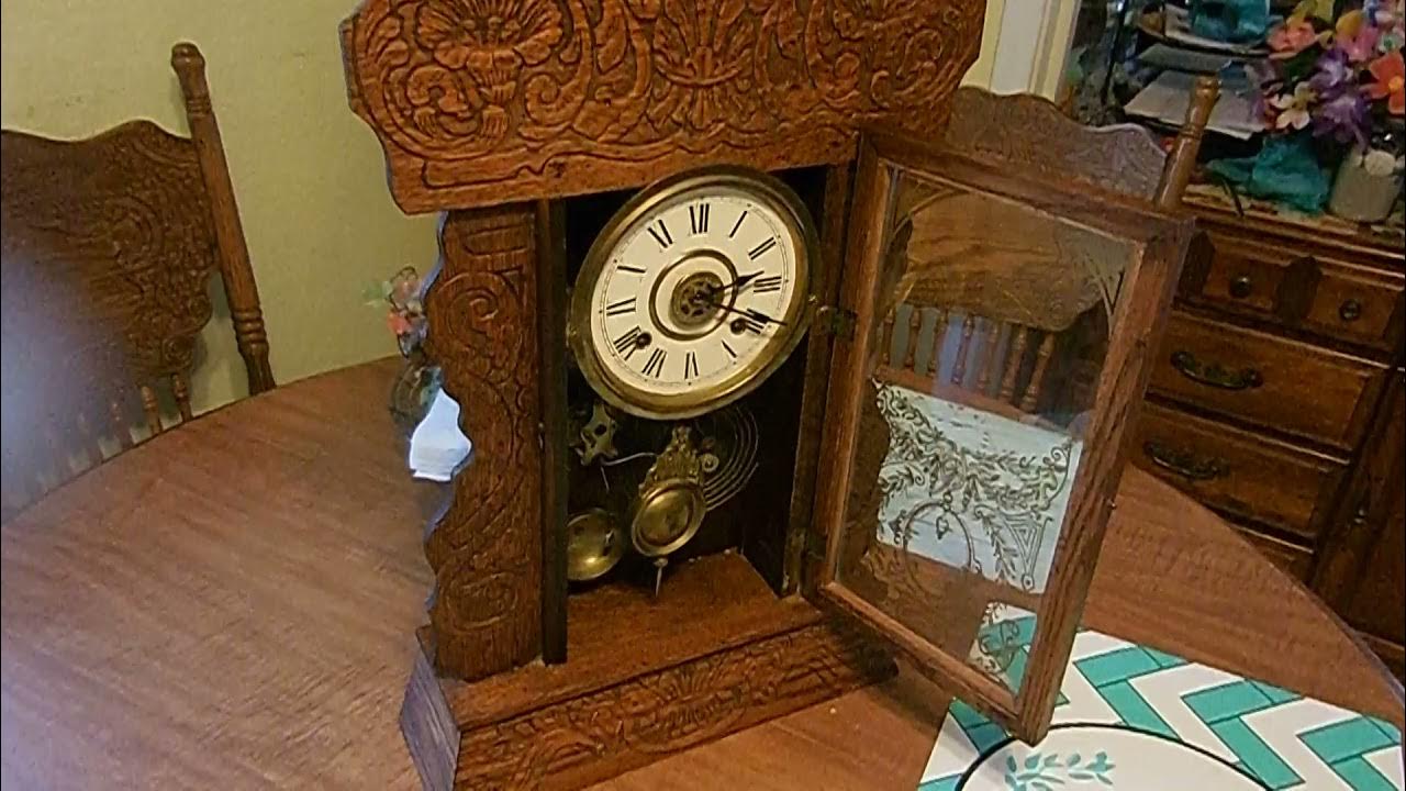 DSCN6823Vintage Gingerbread Hand Carved New Haven Mantle Wind Up