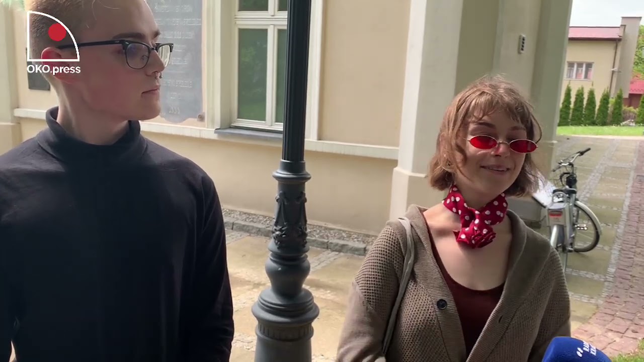 Władze Tarnowa wsparły wystawę o tolerancji. Przyszli przeciwnicy praw kobiet, skrytykował Kościół
