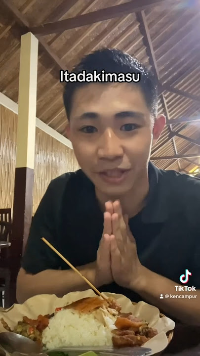 Orang Jepang makan babi guling di Bali