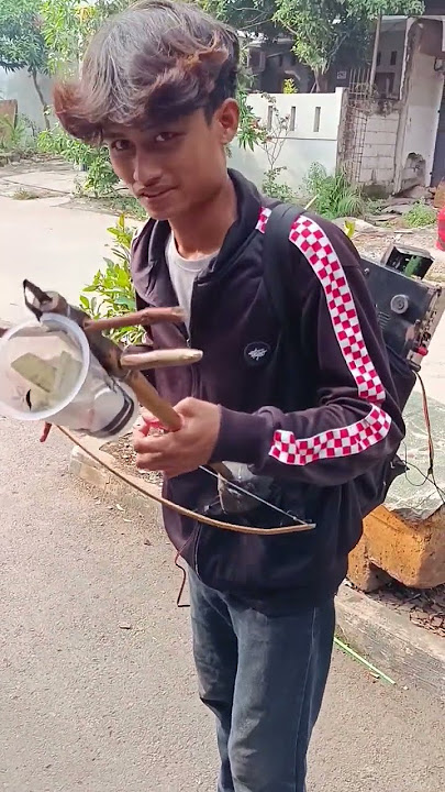 Pengamen keren, alat musiknya bikin sendiri