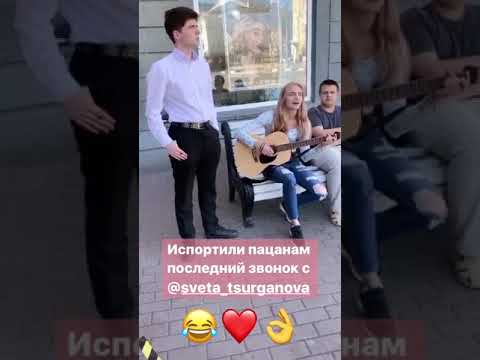 Солуянова поет под гитару