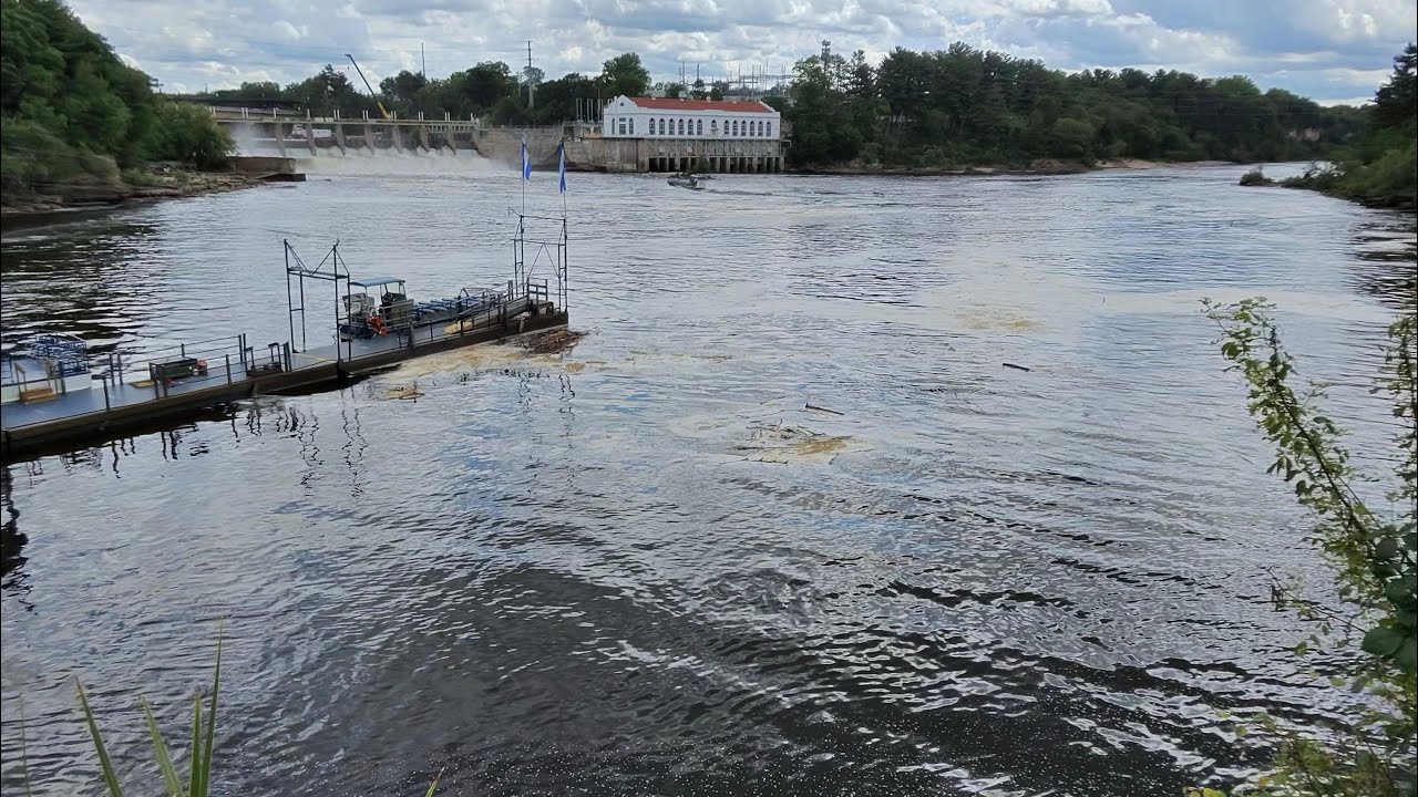 Fishing for Bluegill and WALLEYE in the Wisconsin River *Struggle Bus*
