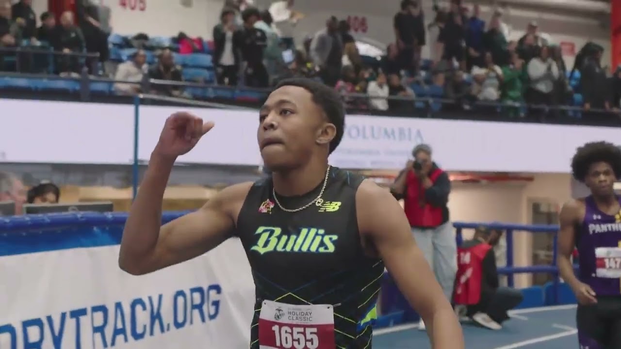 Куинси Уилсон занимает первое место в рейтинге США на дистанции 300 метров на турнире U.S. Marine...