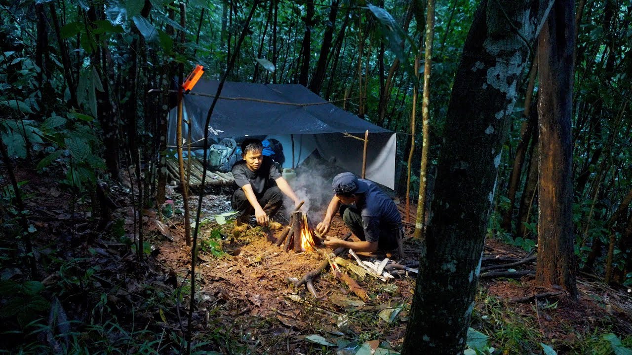 Camping di Hutan Saat Hujan Deras & Badai Petir  Bermalam di Shelter & Mancing