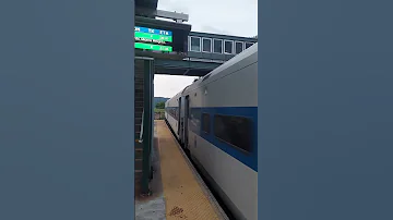 Metro North 202 Passes By Spuyten Duyvil Station 