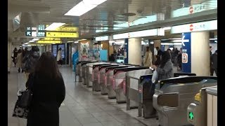 東京メトロ銀座線新橋駅の改札口の風景