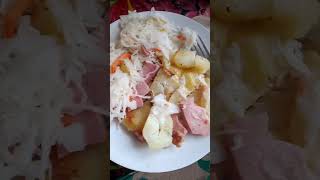 #картошка #квашенаякапуста #варенаяколбаса #яйцаназавтрак #sauercraut #boiledpotatoes #sausage #eggs