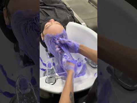 Video: 3 cách để loại bỏ màu vàng trên tóc xám