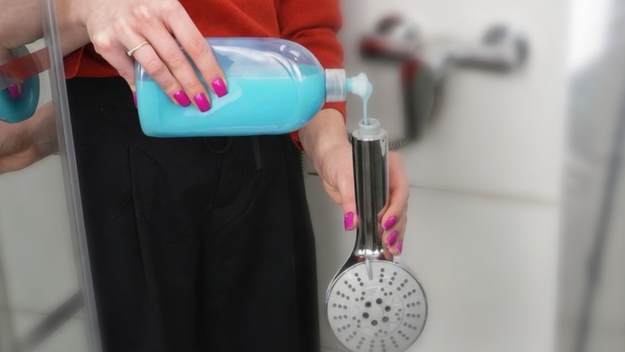 Duschkopf reinigen leicht gemacht – Kalk verschwindet wie von selbst