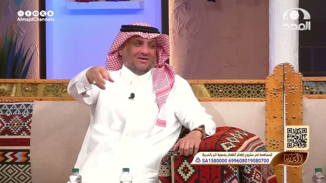 شاب يصب القهوة للضيوف فنكبت على أحد الضيوف فضربه والده أمامهم شوف ردة فعله!  عبدالله المخيلد