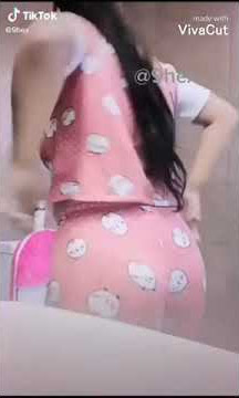 بنت تصور نفسها في حمام