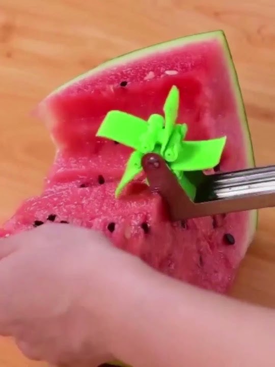 Yueshico's $13 Watermelon Slicer Cubes Fruit in 2 Minutes